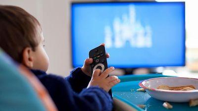 Evitez De Donner A Manger A Bebe Devant La Tele Le Soir