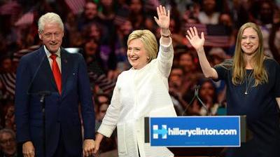 Bill Et Hillary A Nouveau Grands Parents Le Soir Plus