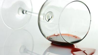 Comment nettoyer une tache de vin rouge? - Le Soir