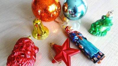 Jouet à bulles de Noël exquis fait à la main à partir de perles, également  connu sous le nom de globe de Noël ou ampoule de Noël, fait partie du décor  de