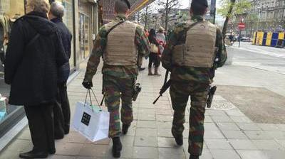 Télécharger gratuitement Images La Police Soutient Avec Humour Le Militaire Faisant Du Shopping actualisé salutations